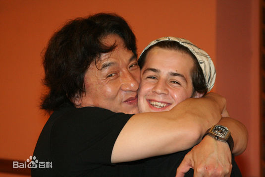 迈克尔·安格拉诺(Michael Anthony Angarano)与其他人的合影前后照片