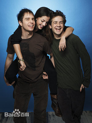 迈克尔·安格拉诺(Michael Anthony Angarano)与其他人的合影前后照片