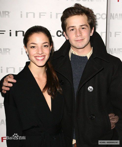 迈克尔·安格拉诺(Michael Anthony Angarano)与其他人的合影前后照片