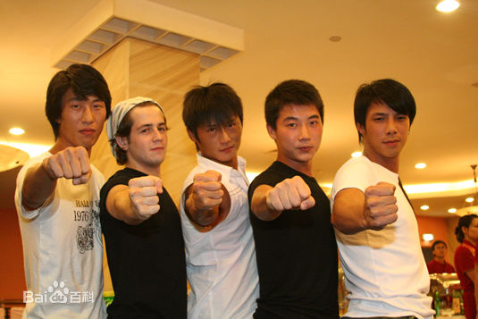 迈克尔·安格拉诺(Michael Anthony Angarano)与其他人的合影前后照片