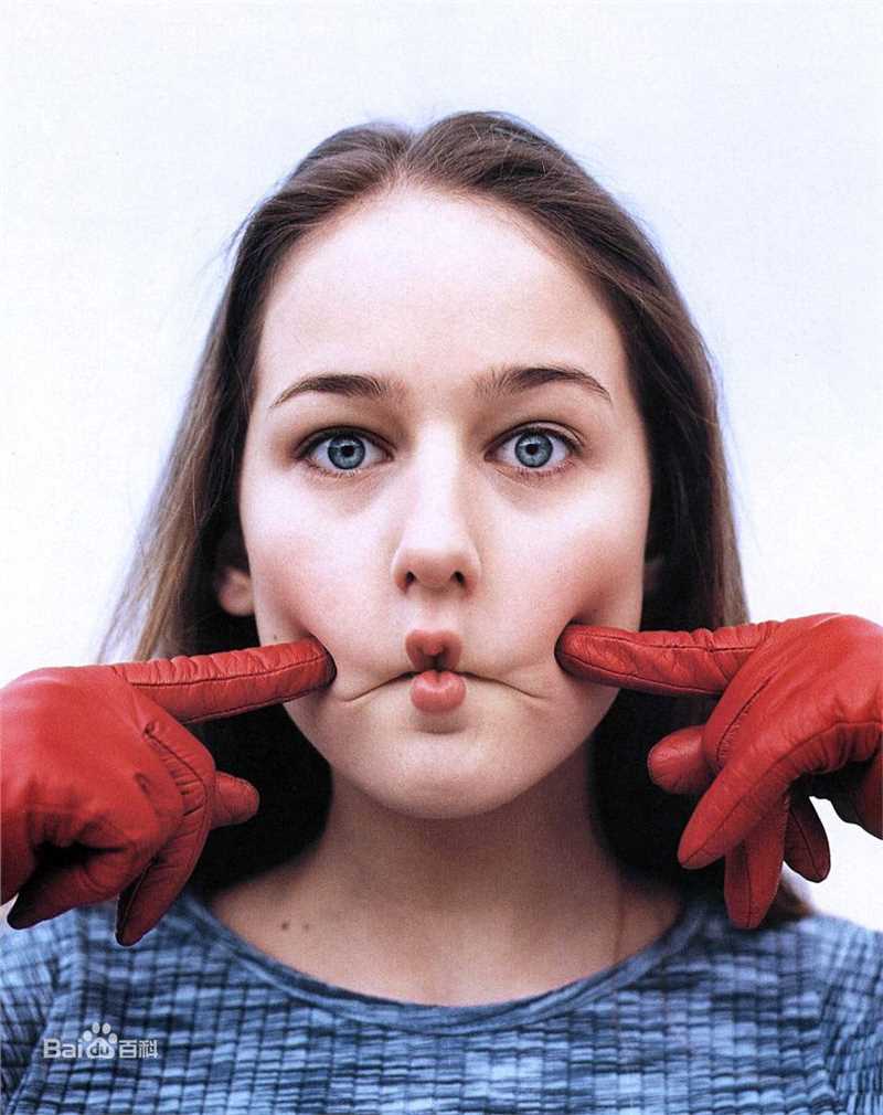 最新莉莉·索博斯基(Leelee Sobieski)性感图片