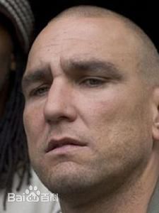 维尼·琼斯(Vinnie Jones)前后照片