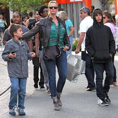 精选娜塔莎·亨斯屈奇(Natasha Henstridge)精彩图册