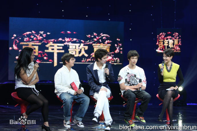 韦唯2010央视百年歌声专访前后照片