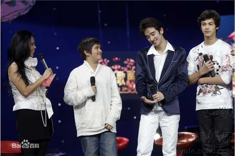 韦唯2010央视百年歌声专访前后照片