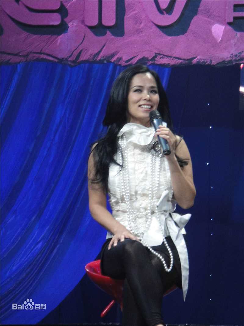 韦唯2010央视百年歌声专访前后照片