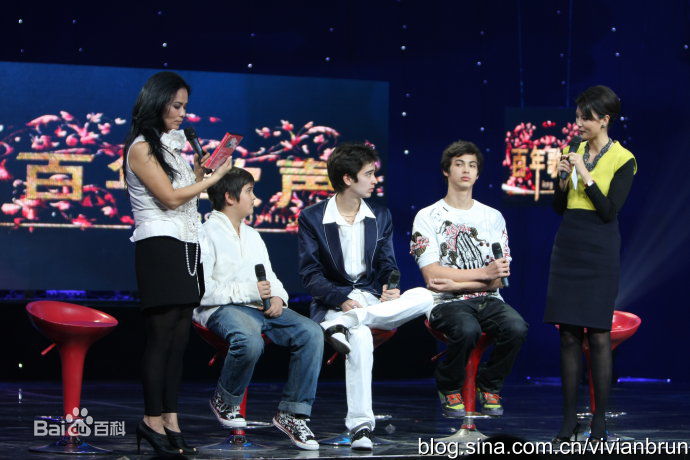 韦唯2010央视百年歌声专访前后照片