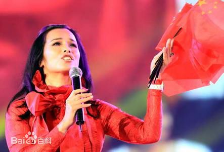 韦唯舞台上的生活照