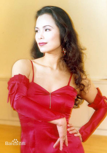 韦唯舞台上的生活照