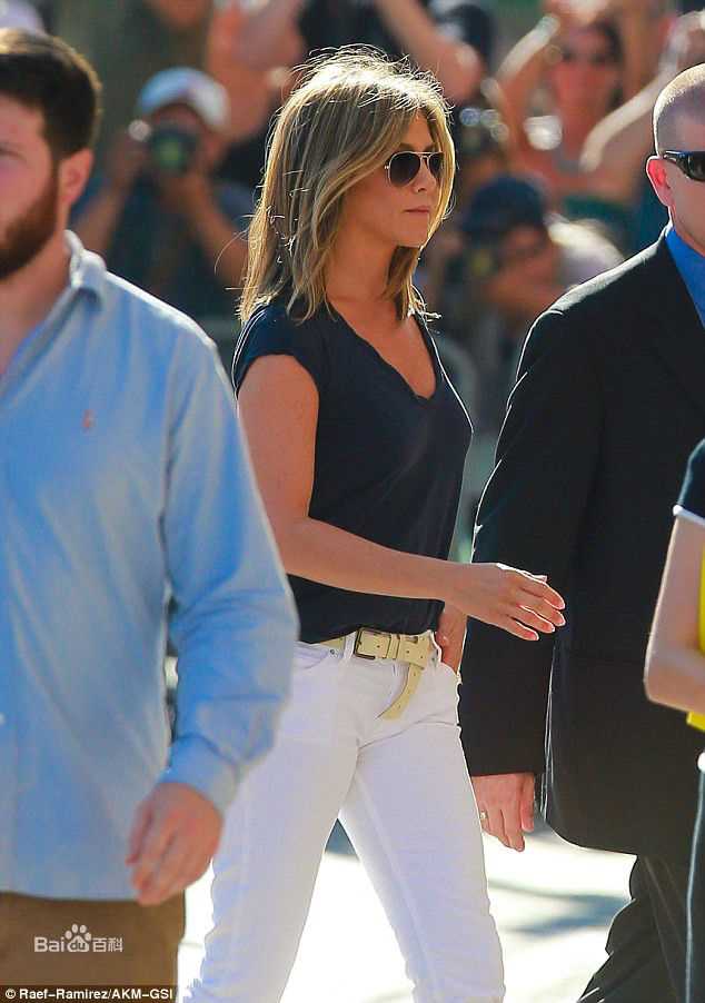 詹妮弗·安妮斯顿(Jennifer Aniston)街拍壁纸壁纸