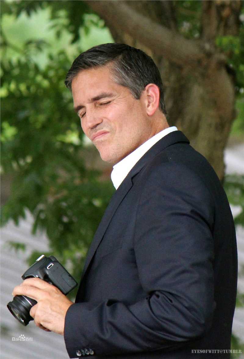 詹姆斯·卡维泽(Jim Caviezel)疑犯追踪前后照片