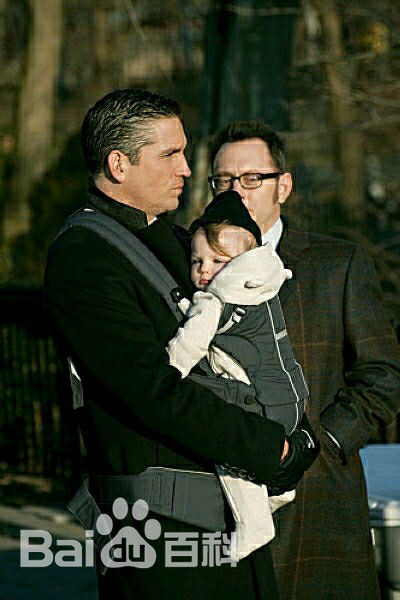 詹姆斯·卡维泽(Jim Caviezel)疑犯追踪前后照片