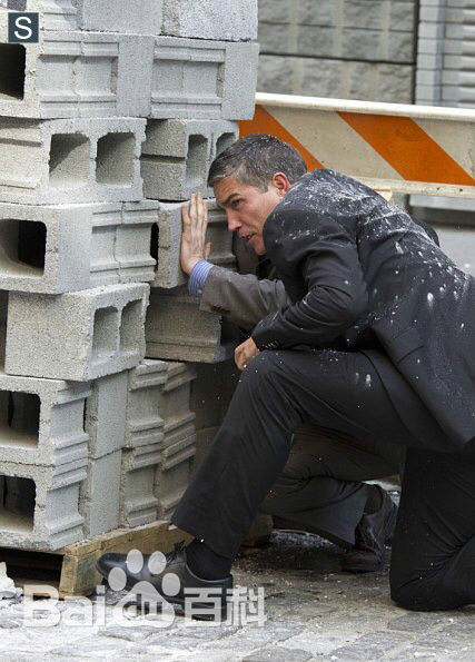 詹姆斯·卡维泽(Jim Caviezel)疑犯追踪前后照片