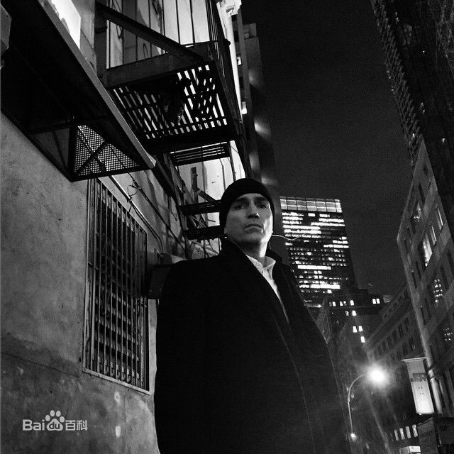 詹姆斯·卡维泽(Jim Caviezel)疑犯追踪前后照片