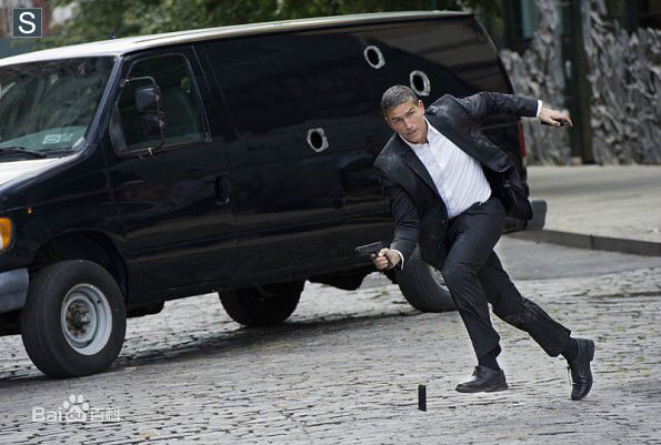 詹姆斯·卡维泽(Jim Caviezel)疑犯追踪前后照片