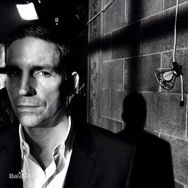 詹姆斯·卡维泽(Jim Caviezel)疑犯追踪前后照片