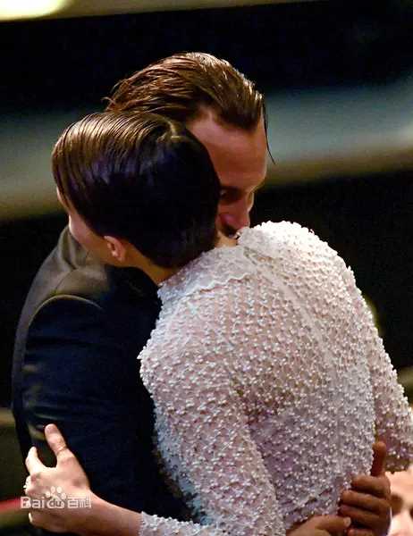 杰昆·菲尼克斯(Joaquin Phoenix)两人出席颁奖礼前后照片