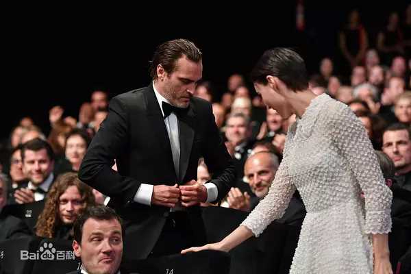 杰昆·菲尼克斯(Joaquin Phoenix)两人出席颁奖礼前后照片