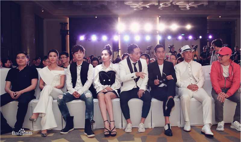 王飞斐飞儿工作照性感图片图集