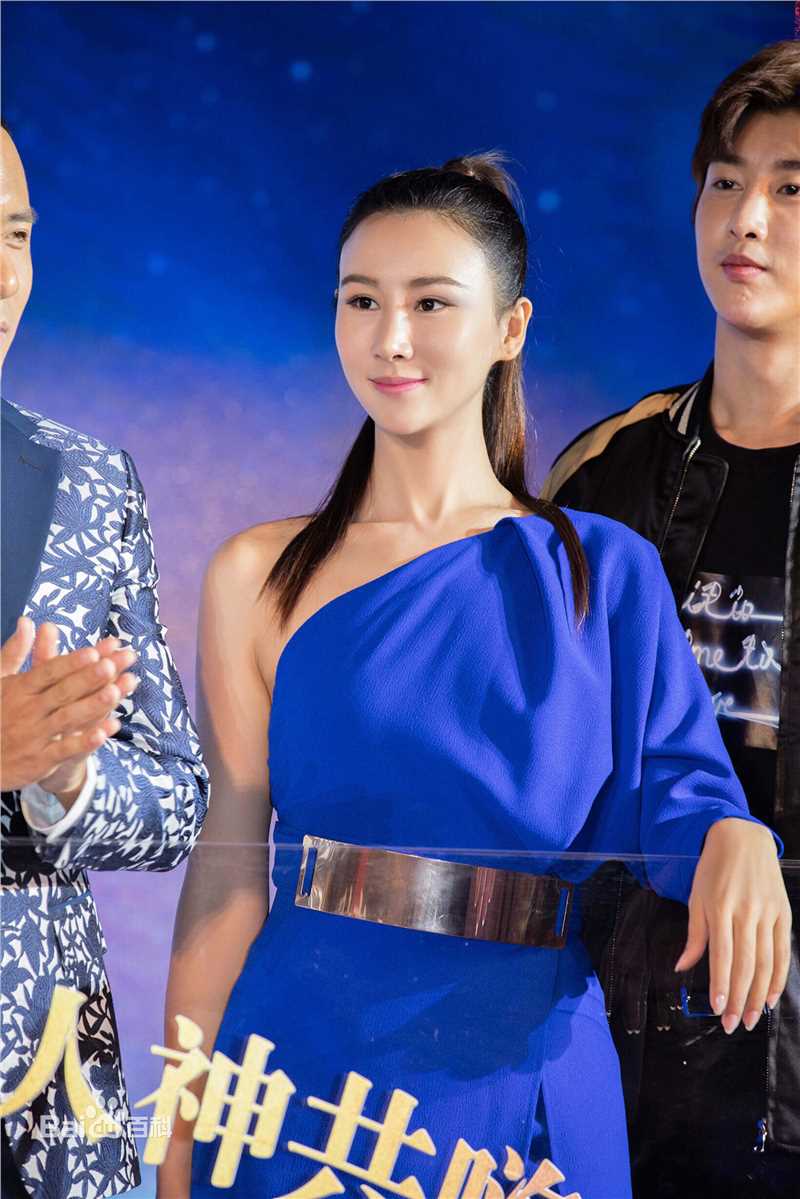 王飞斐飞儿工作照性感图片图集