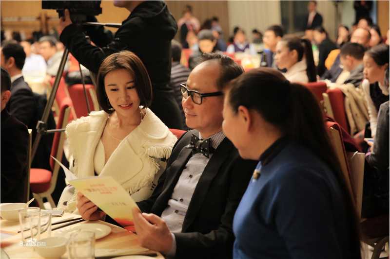 王飞斐飞儿工作照性感图片图集