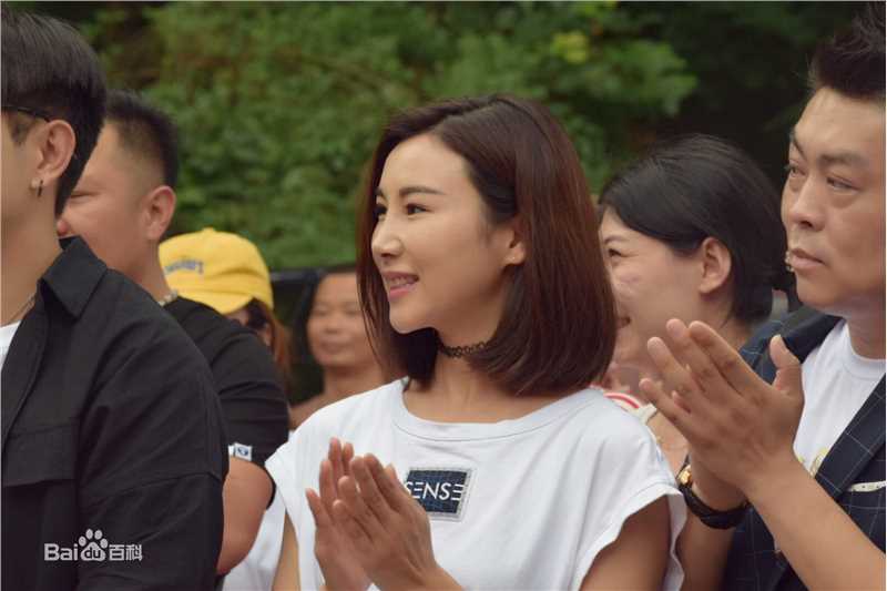 王飞斐飞儿工作照性感图片图集