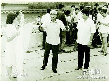 陈方千给演员说戏壁纸壁纸