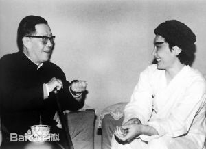 裴艳玲曹禺与交谈性感图片图集