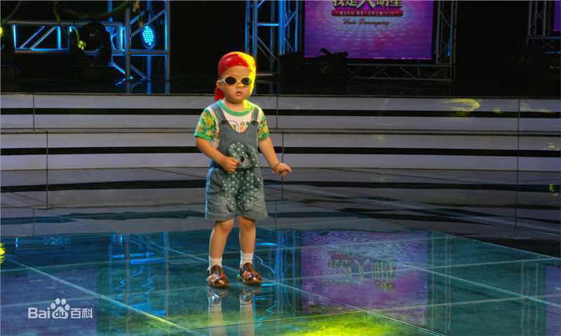 张峻豪首次登电视舞台照