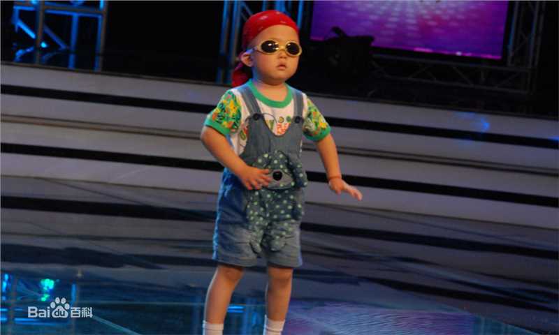 张峻豪首次登电视舞台照