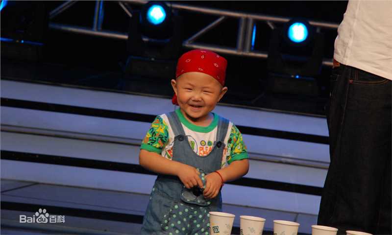 张峻豪首次登电视舞台照