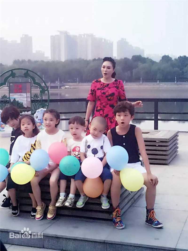 张峻豪参与拍摄《火红的萨日朗》