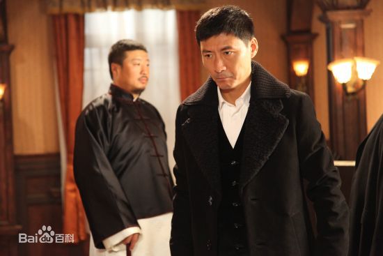 钱雁秋(Qian Yanqiu)飞虎神鹰中饰演陈恭鹏（左后）生活照