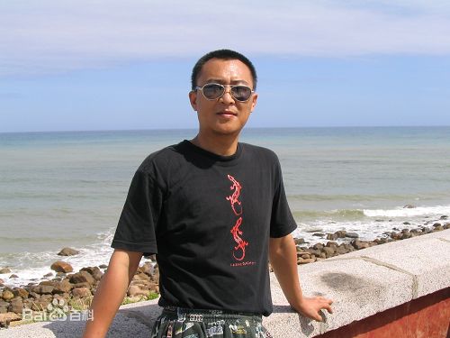 《李育生》生活照