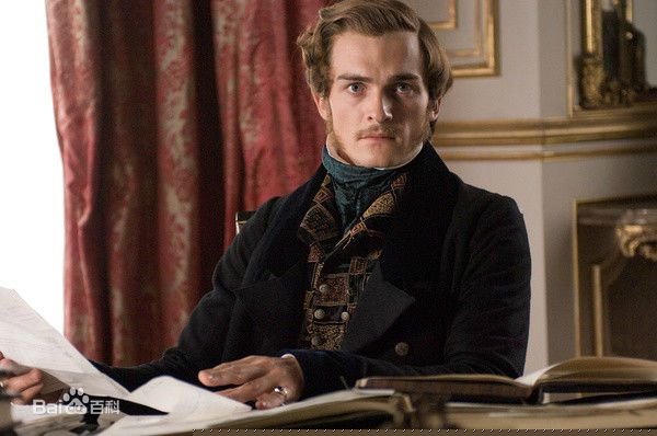 鲁伯特·弗兰德(Rupert Friend)年轻的维多利亚女王前后照片