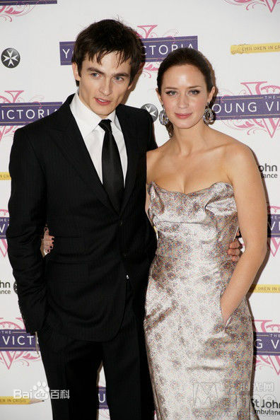 鲁伯特·弗兰德(Rupert Friend)年轻的维多利亚女王前后照片