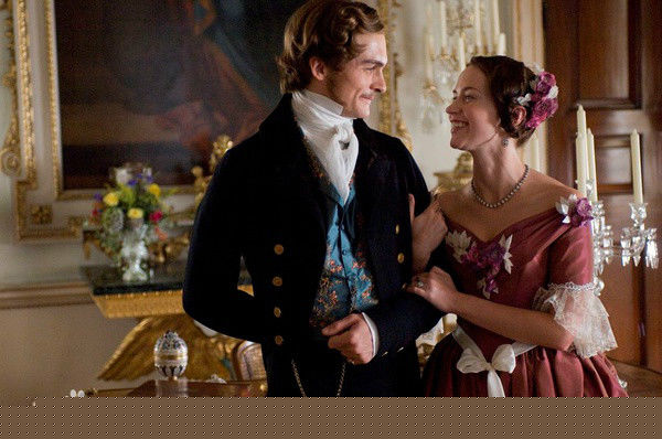 鲁伯特·弗兰德(Rupert Friend)年轻的维多利亚女王前后照片