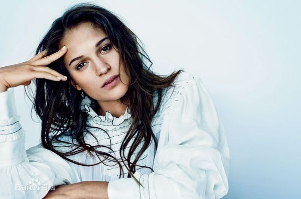 艾丽西亚·维坎德(Alicia Vikander)前后照片