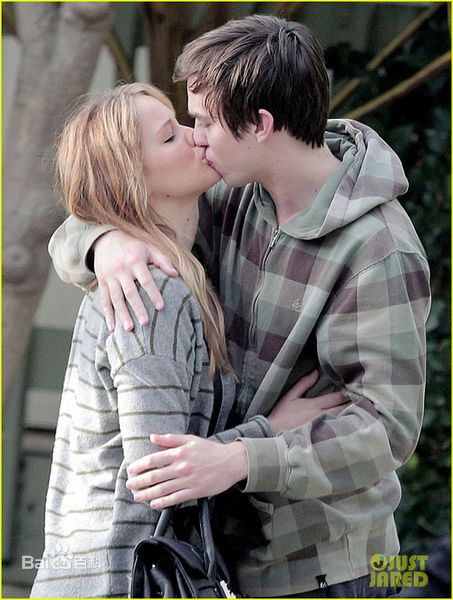 尼古拉斯·霍尔特(Nicholas Hoult)霍尔特和女友生活照