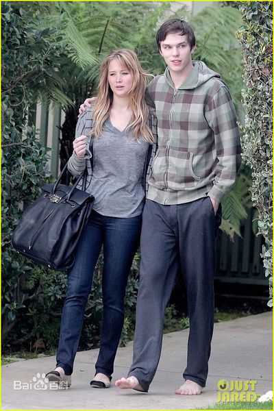 尼古拉斯·霍尔特(Nicholas Hoult)霍尔特和女友生活照