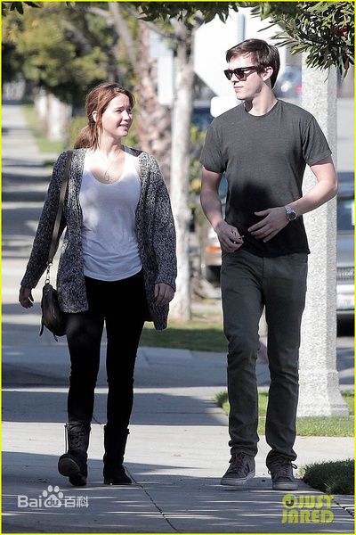 尼古拉斯·霍尔特(Nicholas Hoult)霍尔特和女友生活照