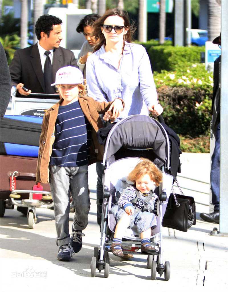 艾米莉·莫迪默(Emily Mortimer、Emily Kathleen Mortimer)艾米莉 莫迪默与家人图片图集