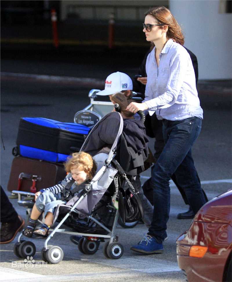 艾米莉·莫迪默(Emily Mortimer、Emily Kathleen Mortimer)艾米莉 莫迪默与家人图片图集