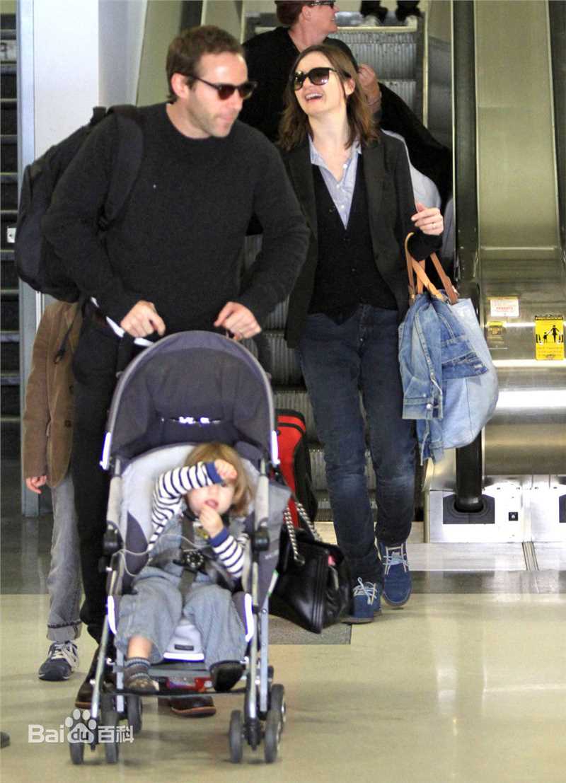 艾米莉·莫迪默(Emily Mortimer、Emily Kathleen Mortimer)艾米莉 莫迪默与家人图片图集