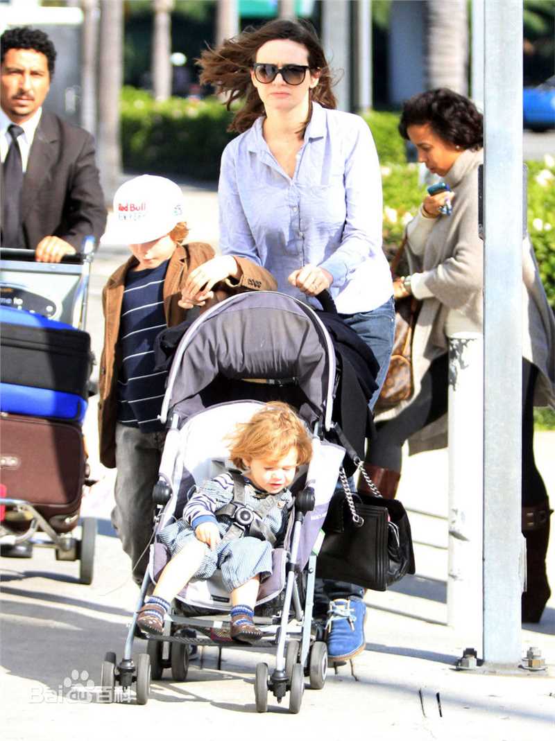 艾米莉·莫迪默(Emily Mortimer、Emily Kathleen Mortimer)艾米莉 莫迪默与家人图片图集