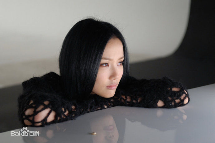 黄龄(Isabelle)在《特别》宣传集中的