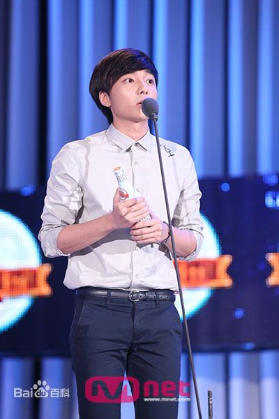 金相佑(Roy Kim，Kim Sang Woo（英）； （韩）)颁奖礼前后照片