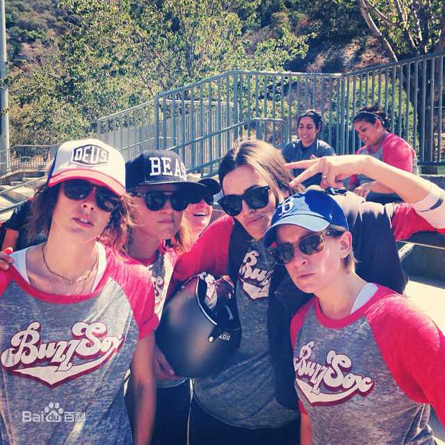 凯瑟琳·莫宁(Katherine Sian Moennig)kate的生活照（朋友、狗狗、爱好）图片图集