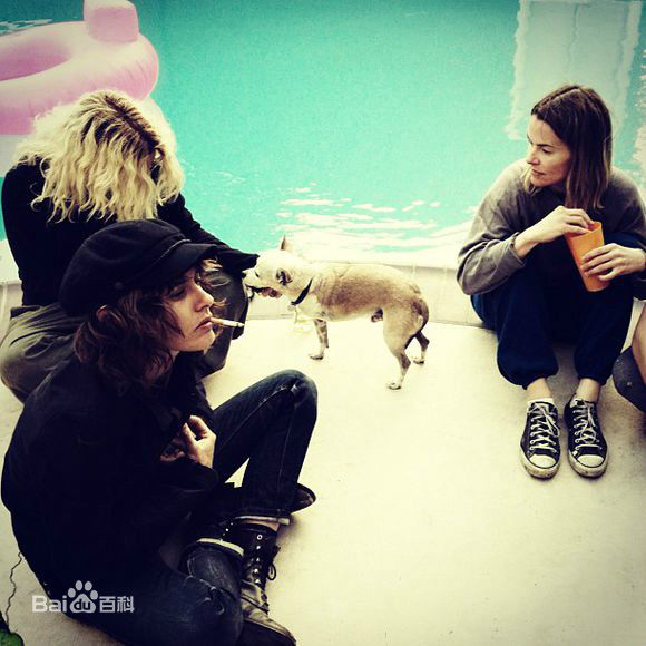 凯瑟琳·莫宁(Katherine Sian Moennig)kate的生活照（朋友、狗狗、爱好）图片图集