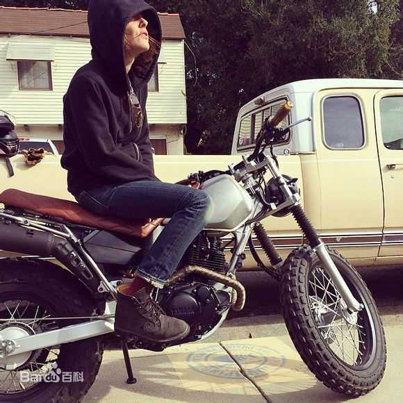 凯瑟琳·莫宁(Katherine Sian Moennig)kate的生活照（朋友、狗狗、爱好）图片图集